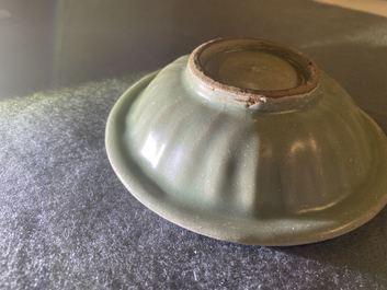 Une coupe en porcelaine de Chine c&eacute;ladon de Longquan &agrave; d&eacute;cor de 'deux poissons', Song